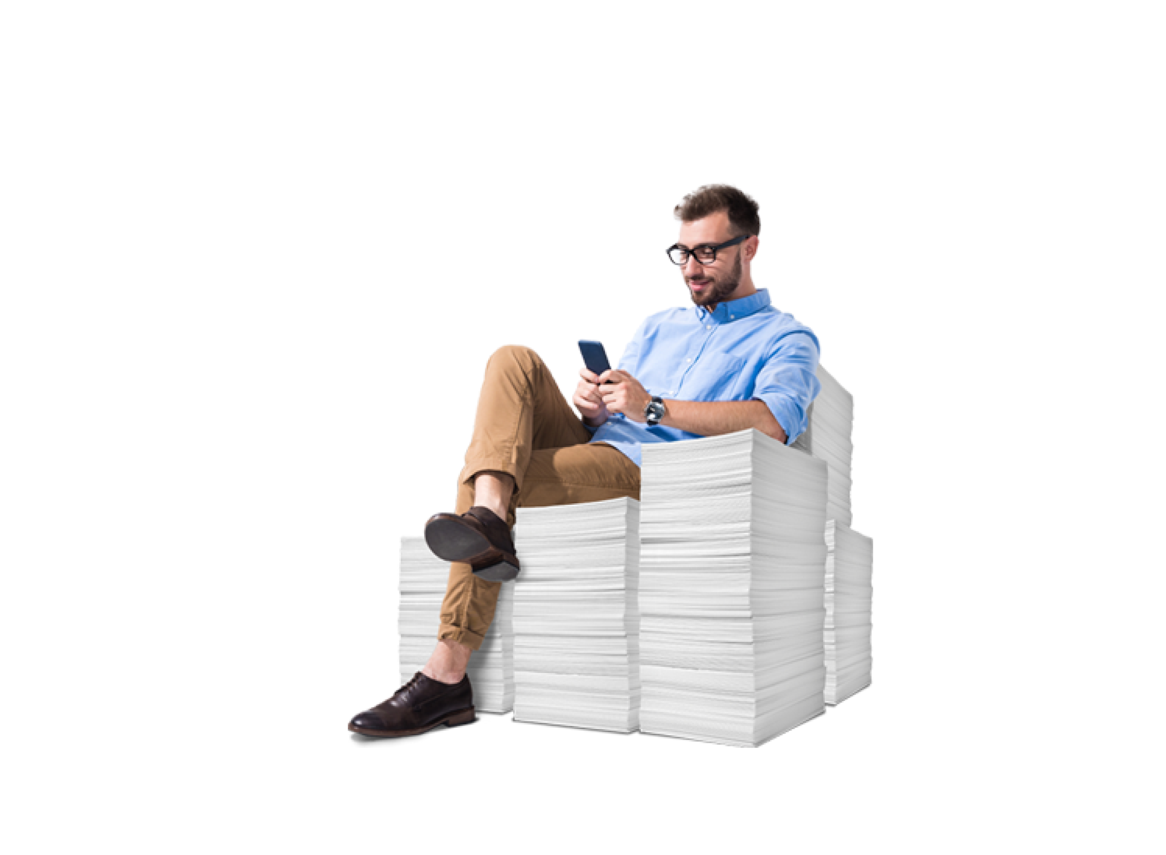 Mann mit Smartphone, der auf einem Stapel Papier sitzt